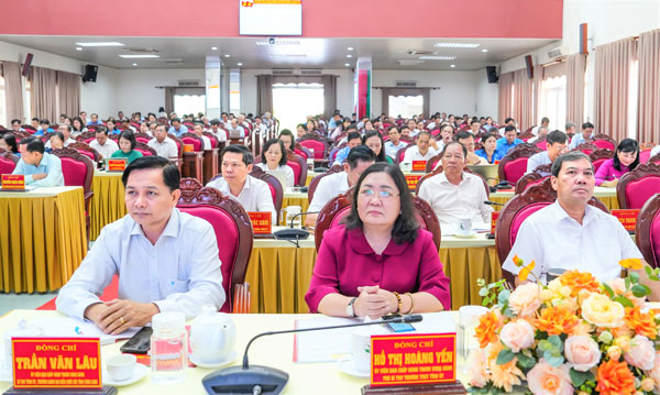 Đồng chí Trần Văn Lâu- Ủy viên Trung ương Đảng, Bí thư Tỉnh ủy; đồng chí Hồ Thị Hoàng Yến- Ủy viên Trung ương Đảng, Phó Bí thư Thường trực Tỉnh ủy cùng đại biểu tham dự hội nghị tại điểm cầu tỉnh. Ảnh: HẢI YẾN

