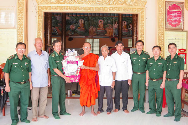 Trung tá Kim Minh Đức- Chính trị viên Đồn Biên phòng Long Vĩnh tặng quà quý chư tăng nhân Tết cổ truyền Chôl Chnăm Thmây năm 2026.