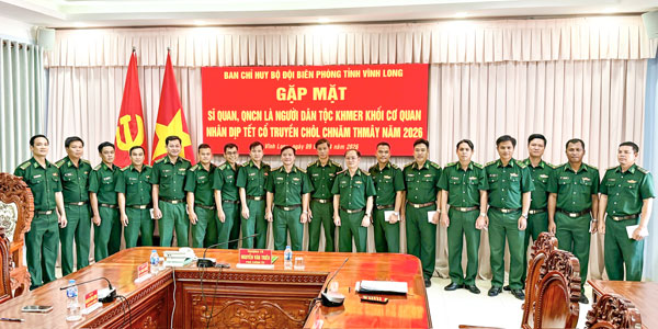 Lãnh đạo Ban Chỉ huy Bộ đội Biên phòng tỉnh gặp mặt, tặng quà và chúc Tết cổ truyền Chôl Chnăm Thmây cán bộ, chiến sĩ đồng bào Khmer. Ảnh: SA RÂY

