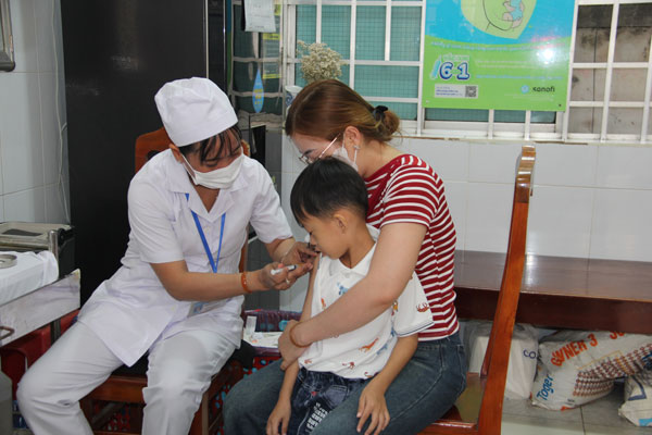 Người dân chủ động đưa con em tiêm vaccine phòng, chống bệnh truyền nhiễm tại Trung tâm Kiểm soát bệnh tật Vĩnh Long.

