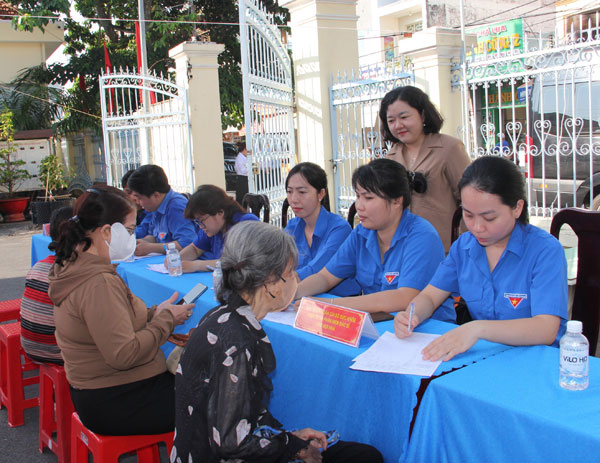 Người dân được hướng dẫn cập nhật khai báo thông tin sức khỏe trên sổ sức khỏe điện tử và phần mềm “Bác sĩ cho mọi nhà”.

