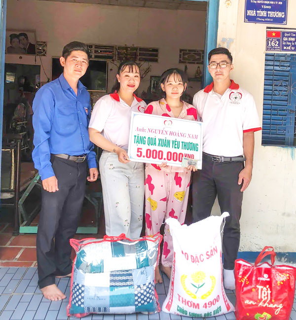 Anh Bùi Long Quân (bên phải) ghi dấu ấn tuổi trẻ bằng những việc làm tình nguyện đầy ý nghĩa.

