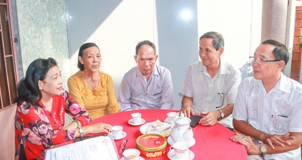 Ngày gặp mặt đầy cảm xúc giữa cô Nguyễn Ngọc Lài (bìa trái) và gia đình liệt sĩ được hỗ trợ tìm thấy hài cốt thân nhân.