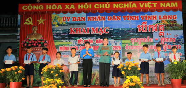 Đồng chí Nguyễn Thị Minh Trang- Ủy viên Thường vụ Tỉnh ủy, Trưởng Ban Tuyên giáo và Dân vận Tỉnh ủy trao học bổng cho học sinh trên địa bàn xã Trà Côn.