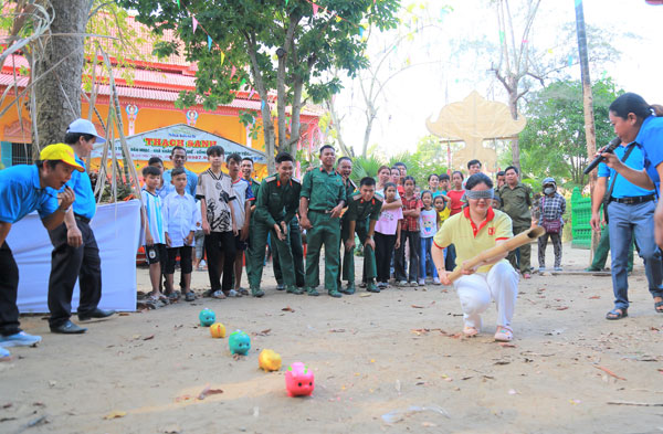 Chiến sĩ lực lượng vũ trang, đoàn viên thanh niên địa phương hào hứng với các trò chơi dân gian.
