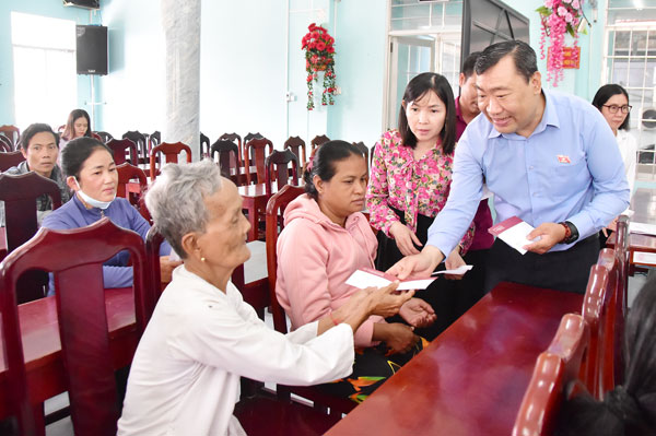 Đồng chí Thạch Phước Bình- Tỉnh ủy viên, Phó Trưởng Đoàn đại biểu Quốc hội chuyên trách khóa XVI tỉnh trao quà tết cho đồng bào Khmer xã Long Hiệp.

