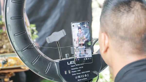 Bán hàng trên nền tảng thương mại điện tử đang trở thành kênh tiêu thụ hiệu quả, giúp sản phẩm địa phương tiếp cận thị trường rộng hơn.

