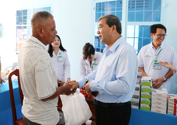 Đồng chí Kim Ngọc Thái- Phó Bí thư Tỉnh ủy, Chủ tịch Ủy ban MTTQ Việt Nam tỉnh thăm hỏi sức khỏe
