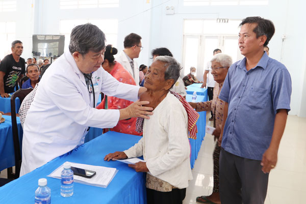 BS.CK2 Trình Minh Hiệp- Giám đốc Bệnh viện Nguyễn Đình Chiểu kiểm tra sức khỏe đồng bào Khmer cao tuổi xã Nhị Trường. Ảnh: NGỌC XOÀN

