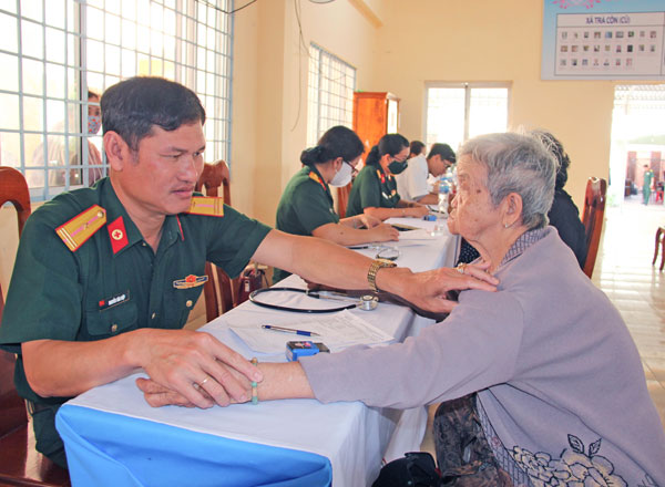 Bà Thạch Thị Sa Rây (xã Trà Côn) được bác sĩ Bệnh viện Quân y 121 tư vấn sức khỏe.

Ảnh: THÚY QUYÊN

