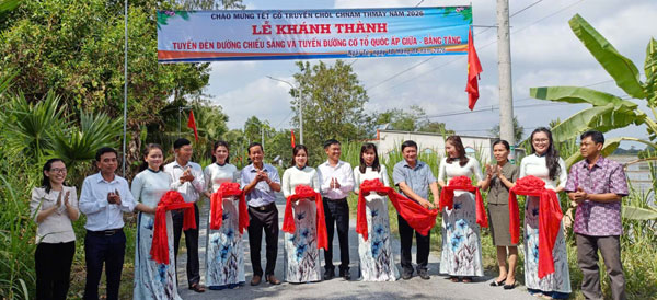 Tuyến đường đèn chiếu sáng và tuyến đường cờ Tổ quốc tại xã Ngãi Tứ được khánh thành trong niềm vui đón Tết Chôl Chnăm Thmây của đồng bào Khmer.

