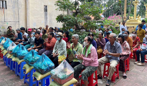 Những phần quà nghĩa tình xã Ngãi Tứ vận động trao tặng đồng bào Khmer nhân dịp tết cổ truyền.

