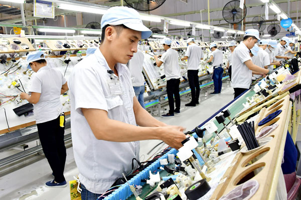 Sản xuất hàng xuất khẩu là một trong những động lực thúc đẩy tăng trưởng kinh tế 2 con số. Ảnh: BÁ THI

