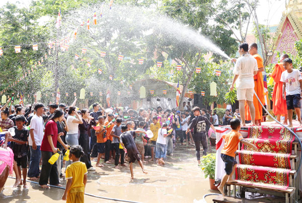 Cùng với lễ tắm Phật, thanh niên, trẻ em Khmer tập trung vào chùa tham gia lễ hội té nước, cầu may mắn, sức khỏe.

