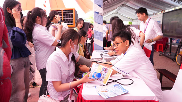 Học sinh tìm hiểu thông tin tuyển sinh khối ngành sức khỏe tại gian tư vấn, trực tiếp.

