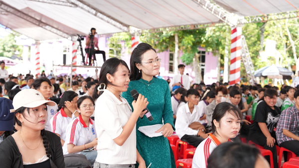 Đặt câu hỏi trực tiếp với chuyên gia tại chương trình tư vấn tuyển sinh, về những vấn đề mình quan tâm để lựa chọn ngành học phù hợp.

