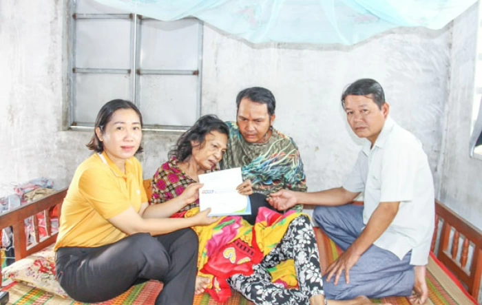 Bà Thạch Thị Sanl được bạn đọc giúp đỡ 9 triệu đồng