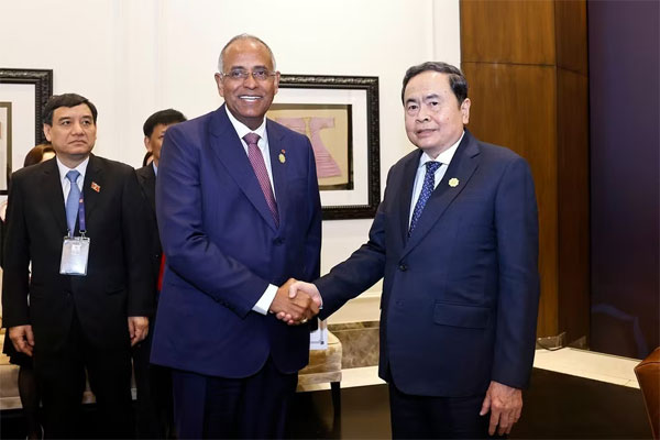 Chủ tịch Quốc hội Trần Thanh Mẫn hội kiến Chủ tịch Quốc hội Bờ Biển Ngà nhân dịp tham dự Đại hội đồng IPU-152. (Ảnh: TTXVN)
