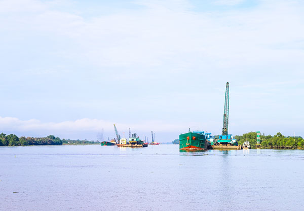 Khu kinh tế Định An có khả năng kết nối, mở ra không gian phát triển công nghiệp, logistics,... Trong ảnh: Kênh Quan Chánh Bố kết nối sông Hậu với Biển Đông.


