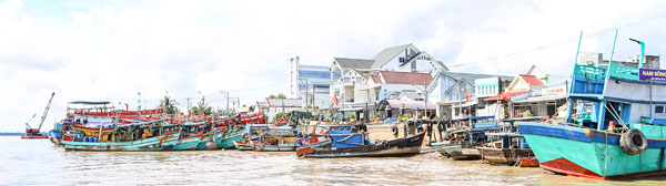 Khu cảng cá Định An.

