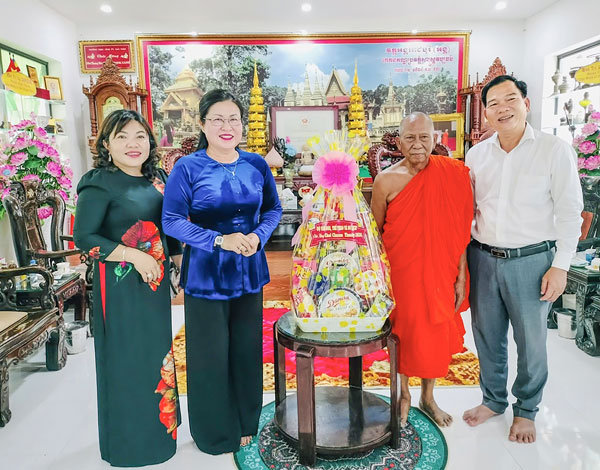Đồng chí Nguyễn Thị Minh Trang- Ủy viên Thường vụ Tỉnh ủy, Trưởng Ban Tuyên giáo và Dân vận Tỉnh ủy (thứ hai, từ trái qua) và lãnh đạo Sở Văn hóa-TT-DL (bìa phải) thăm, chúc mừng Hòa thượng Thạch Sok Xane- Trưởng Ban Trị sự Giáo hội Phật giáo Việt Nam tỉnh nhân dịp Tết cổ truyền Chôl Chnăm Thmây năm 2026.

