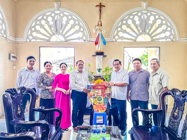 Đồng chí Kiên Sóc Kha- Tỉnh ủy viên, Phó Trưởng Ban Tuyên giáo và Dân vận Tỉnh ủy thăm, chúc mừng nhà thờ Công giáo tại xã Tập Ngãi dịp lễ Phục sinh năm 2026.

