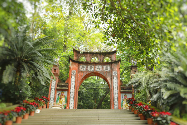 Giỗ Tổ Hùng Vương- Lễ hội Đền Hùng thể hiện truyền thống “uống nước nhớ nguồn”, tri ân công đức các Vua Hùng và các bậc tiền nhân đã có công dựng nước, giữ nước. Trong ảnh: Cổng Đền Hùng trên núi Nghĩa Lĩnh.

