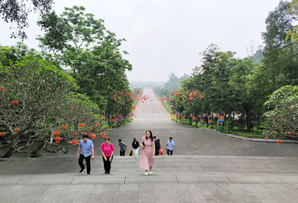 Không gian sân lễ dưới chân núi Nghĩa Lĩnh trước ngày lễ chính thức.

