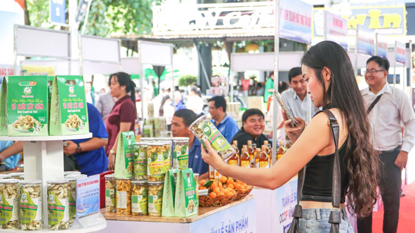 Sản phẩm OCOP Vĩnh Long được giới thiệu đa dạng, góp phần kết nối tiêu thụ và nâng cao giá trị đặc sản địa phương.

