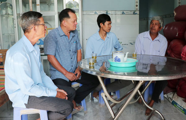 Ông Thạch Sol (bìa phải) vui mừng khi có được căn nhà khang trang.

