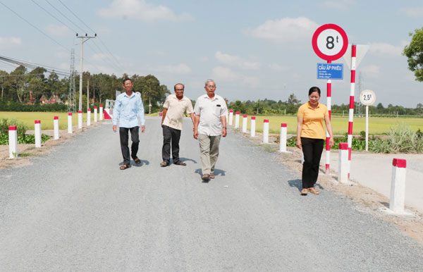 Người dân phấn khởi khi cầu Ấp Phiêu, xã Nhị Trường hoàn thành đưa vào sử dụng.

