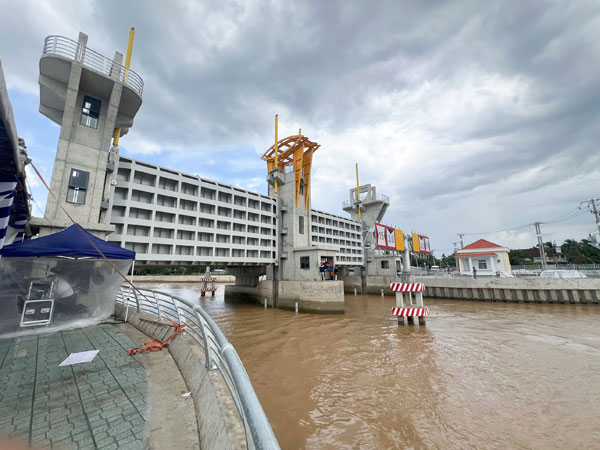 Hệ thống thủy lợi tỉnh bảo đảm an ninh nguồn nước, ổn định sản xuất và nâng cao chất lượng sống cho người dân. Trong ảnh: Cống Cái Hàn, xã Hưng Khánh Trung.

