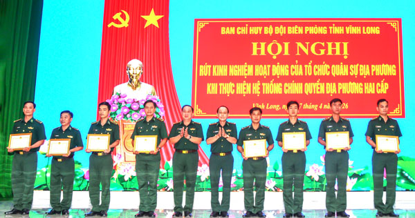 Lãnh đạo Ban Chỉ huy Bộ đội Biên phòng tỉnh tặng giấy khen tập thể và cá nhân có thành tích xuất sắc trong triển khai tổ chức thực hiện sắp xếp hoạt động của tổ chức quân sự địa phương khi thực hiện hệ thống chính quyền địa phương 2 cấp.

