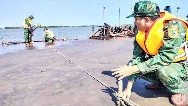 Lực lượng biên phòng xác minh phương tiện vận chuyển cát san lấp không có giấy tờ chứng minh tính hợp pháp.

