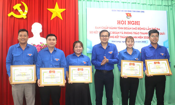 Tỉnh Đoàn khen thưởng tập thể có thành tích xuất sắc trong triển khai Tháng Thanh niên năm 2026.

