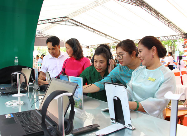 Ứng dụng khoa học công nghệ giúp độc giả tiếp cận với sách nhanh chóng và thuận tiện hơn. Ảnh: THẢO LY

