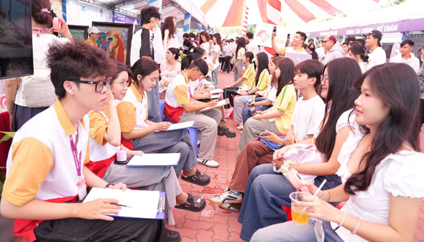 Học sinh được tham quan và trải nghiệm tại các gian hàng.

