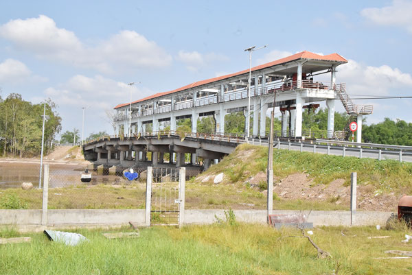 Tình trạng sạt lở tại cống Vĩnh Kim tiềm ẩn nguy cơ ảnh hưởng sản xuất, giao thông.

