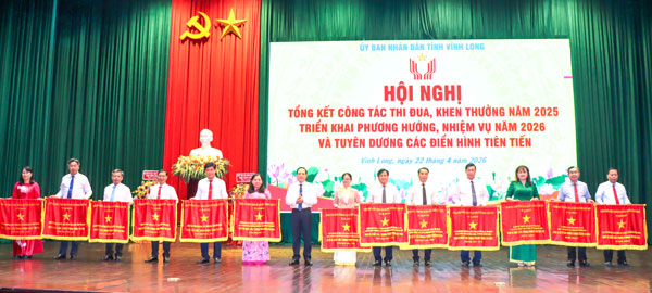 Đồng chí Lâm Minh Đằng- Phó Bí thư Tỉnh ủy trao Cờ thi đua của Chính phủ cho các tập thể. Ảnh: CẨM HUỆ

