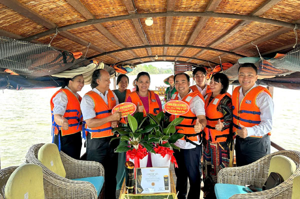 Bà Nguyễn Thị Ngọc Dung- Phó Giám đốc Sở Văn hóa-TT-DL trải nghiệm tour du lịch sông nước xứ dừa cùng doanh nghiệp du lịch tại địa phương.

