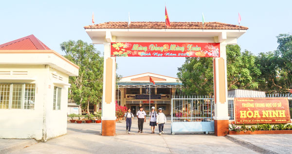 Cơ sở vật chất trường học tại địa phương bảo đảm nhu cầu dạy và học.

