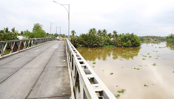 Cầu Đông Kinh cũ.

