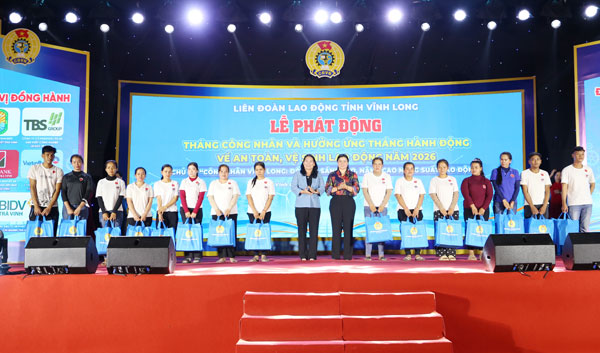 Lãnh đạo tỉnh tặng quà công nhân lao động tại lễ phát động Tháng Công nhân.

