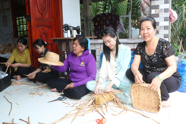 Phụ nữ phường Phú Khương tham gia tổ hợp tác đan giỏ xách bằng lục bình tại nhà hộ kinh doanh Nguyễn Thị Thuận.

