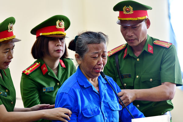 Bị cáo Thạch Thị Hoa Ri bật khóc tại tòa. Ảnh: HOÀN VŨ

