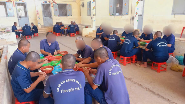 Học viên tham gia lao động cạo vỏ hạt điều.

