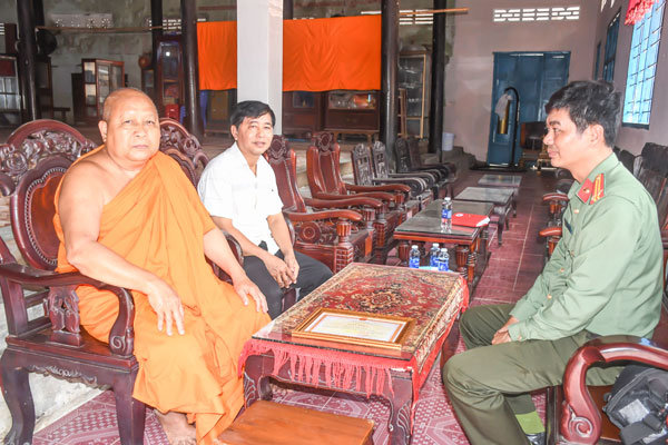 Công an xã Song Lộc thường xuyên trao đổi thông tin, tình hình với người có uy tín trên địa bàn.

