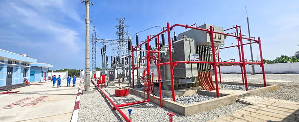 Nhà điều hành và trạm biến áp Nhà máy Điện gió Duyên Hải. Ảnh: THẢO LY

