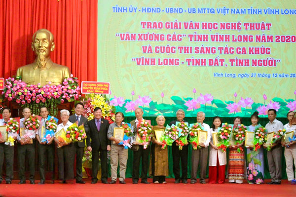 Trao Giải thưởng Văn học nghệ thuật Văn Xương Các tỉnh Vĩnh Long năm 2020. Ảnh: PHƯƠNG THÚY

