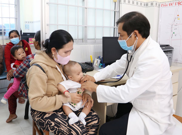 Bác sĩ thực hiện tốt công tác khám chữa bệnh tại cơ sở. Ảnh: NGỌC XOÀN

